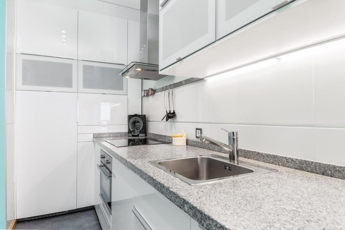 -Malagasunapts- Modern Citycentre Pool&Parking Exterior photo